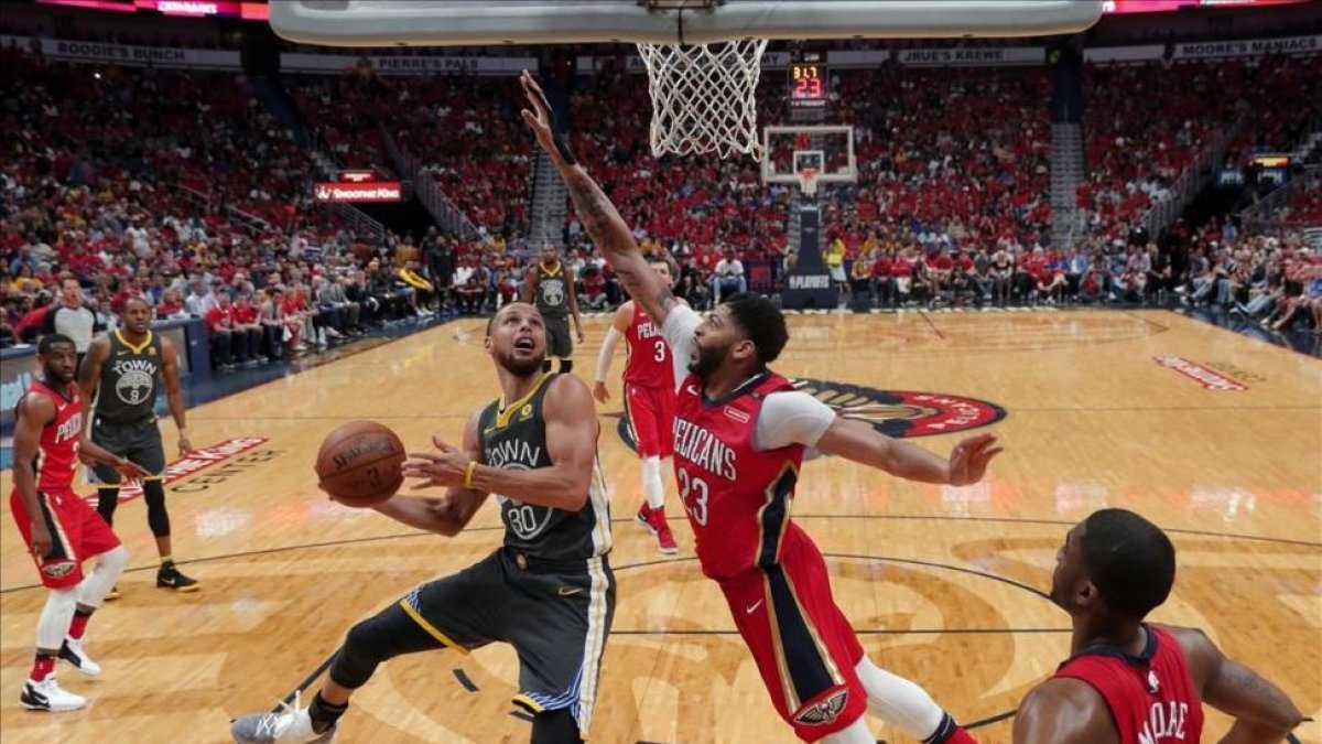 Curry intenta una entrada a canasta defendido por Anthony Davis-/ GERALD HERBERT (AP)
