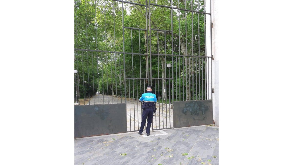 La policía, en el momento de cerrar Campo Grande,-TWITTER POLICIA LOCAL