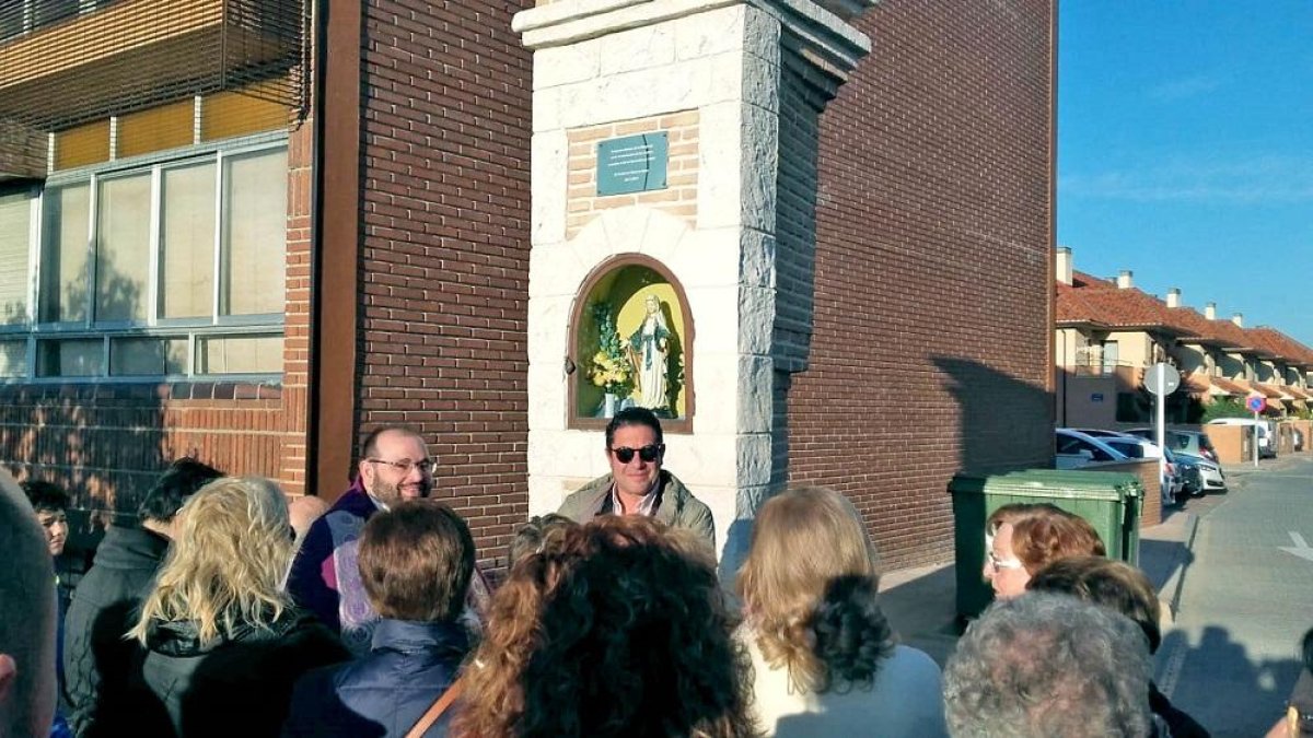 Vecinos se congregan junto a la hornacina en la colocación de la Virgen.-EL MUNDO