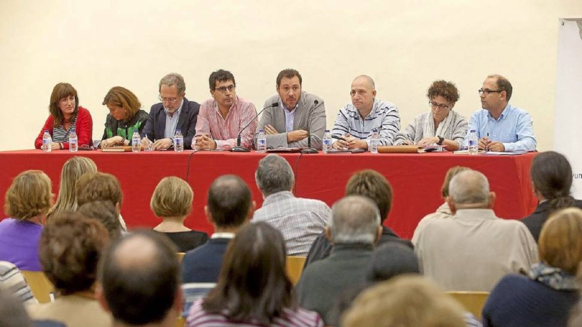 Puente y parte de su equipo de gobierno durante la asamblea vecinal celebrada ayer.-Pablo Requejo