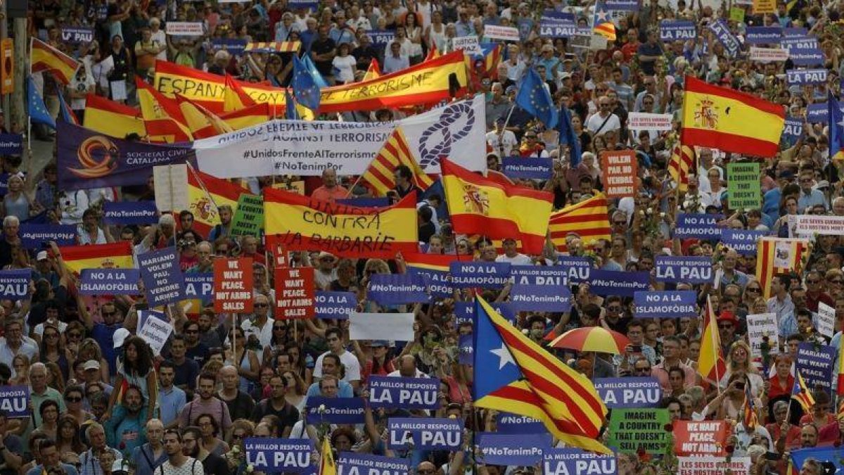 Mezcla de banderas españolas, estelades y senyeres.-ALBERTO ESTEVEZ