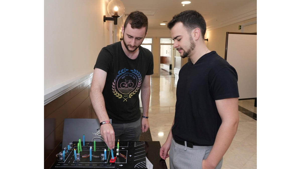 Los hermanos Jorge y Adrián Pacheco Terán con su proyecto en las instalaciones de la Universidad de Valladolid .-J.M. LOSTAU