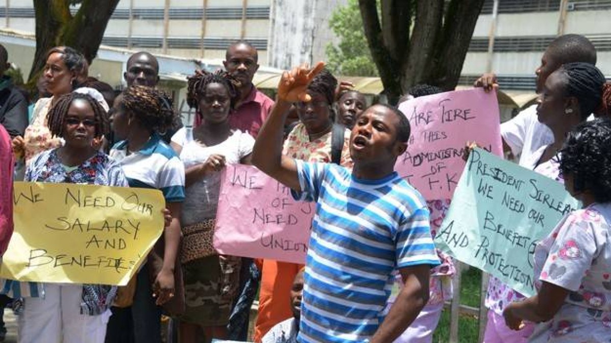 Trabajadores del hospital ohn Fitzgerald Kennedy, de Monrovia (Liberia) se manifiestan.-Foto: AFP / DOMINIQUE FAGET