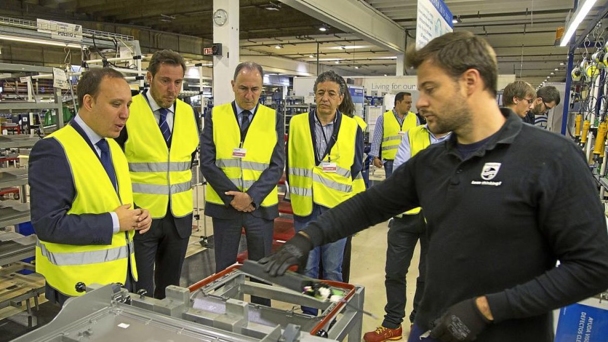 El alcalde visitó ayer con varios miembros del equipo de gobierno las instalaciones de Philips-Indal. La factoría vallisoletana, una emrpesa familiar que fue adquirida por la multinacional holandesa, cuenta con una plantilla de 400 trabajadores y abastece-PHOTOGENIC