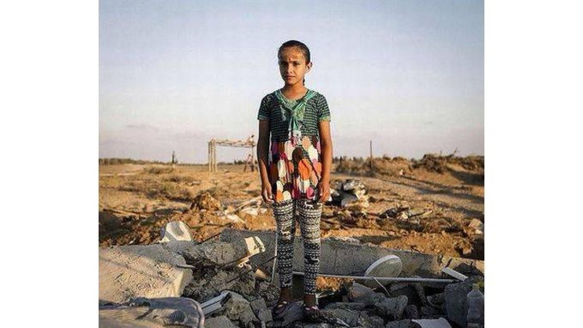 Una niña palestina, en lo que hasta el pasado verano era su habitación.-Foto: TWITTER / ANNE PAQ