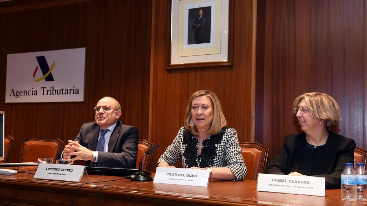 Lorenzo Castro, Pilar delOlmo y Isabel Clavero.-ICAL