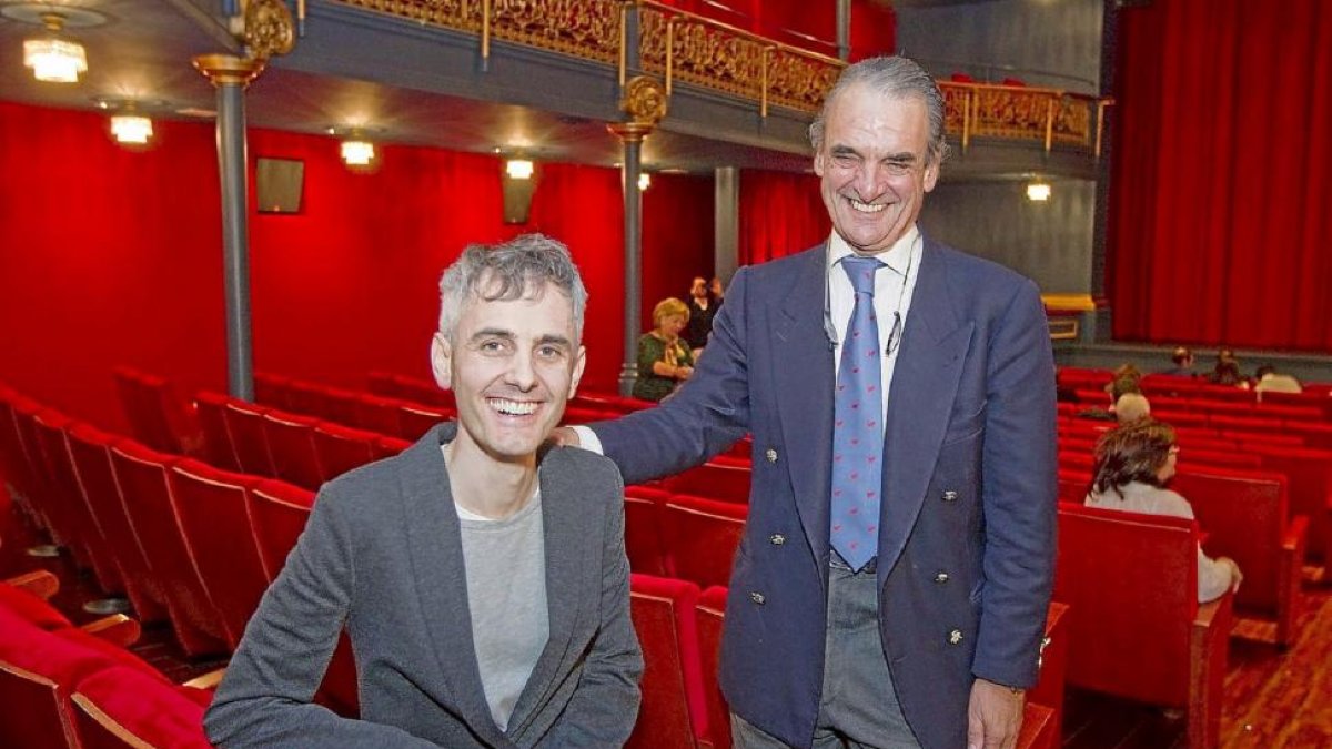 El director del documental, Rubén Alonso, y Mario Conde, ayer, antes de la proyección.-J. M. Lostau
