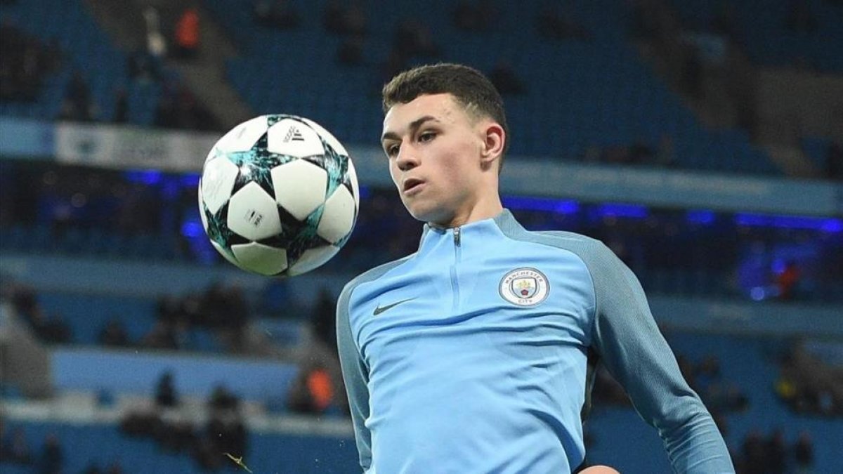 Foden, del Manchester City, en el calentamiento de un partido de la Champions.-AFP / OLI SCARFF