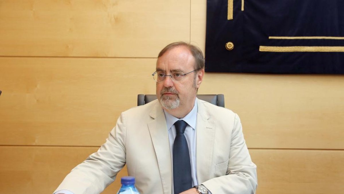 El consejero de Educación, Fernando Rey, comparece ante la Comisión de Economía y Hacienda de las Cortes para explicar el Proyecto de Ley de Presupuestos Generales de la Comunidad para 2017-ICAL