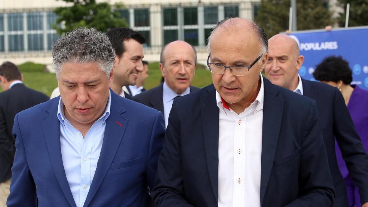 El presidente del PP de Valladolid, Ramiro Ruiz Medrano, conversa con Tomás Burgos en la presentación de las candidaturas del PP de Valladolid a las elecciones generales.-ICAL