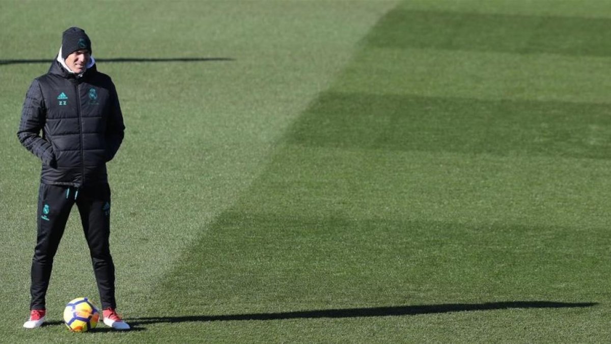 Zidane, en el entrenamiento de este viernes en Valdebebas.-EFE / J J GUILLÉN