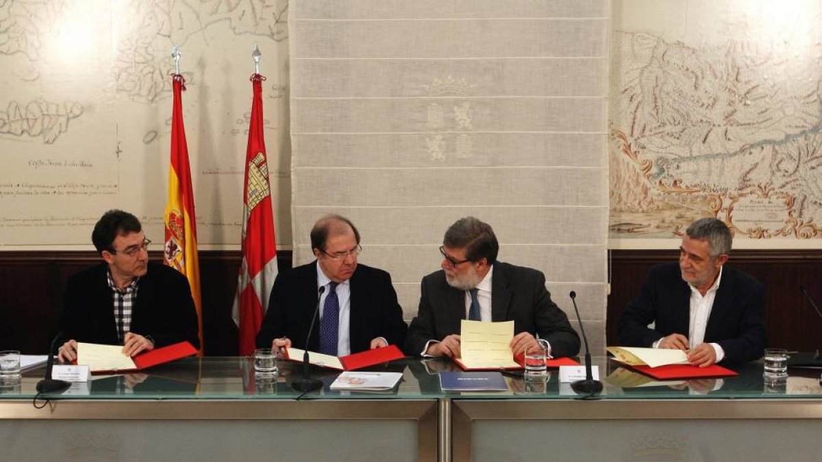 El secretario regional de CCOO, Ángel Hernández; el presidente de la Junta de Castilla y León, Juan Vicente Herrera; el presidente de Cecale, Santiago Aparicio y el secretario regional de UGT, Agustín Prieto, firman varios acuerdos relativos al Diálogo So-Ical