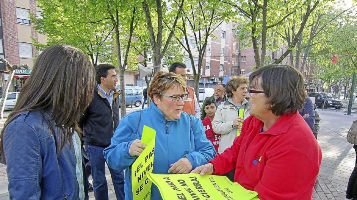 Dos vecinas de Pajarillos con pasquines reivindicativos-El Mundo