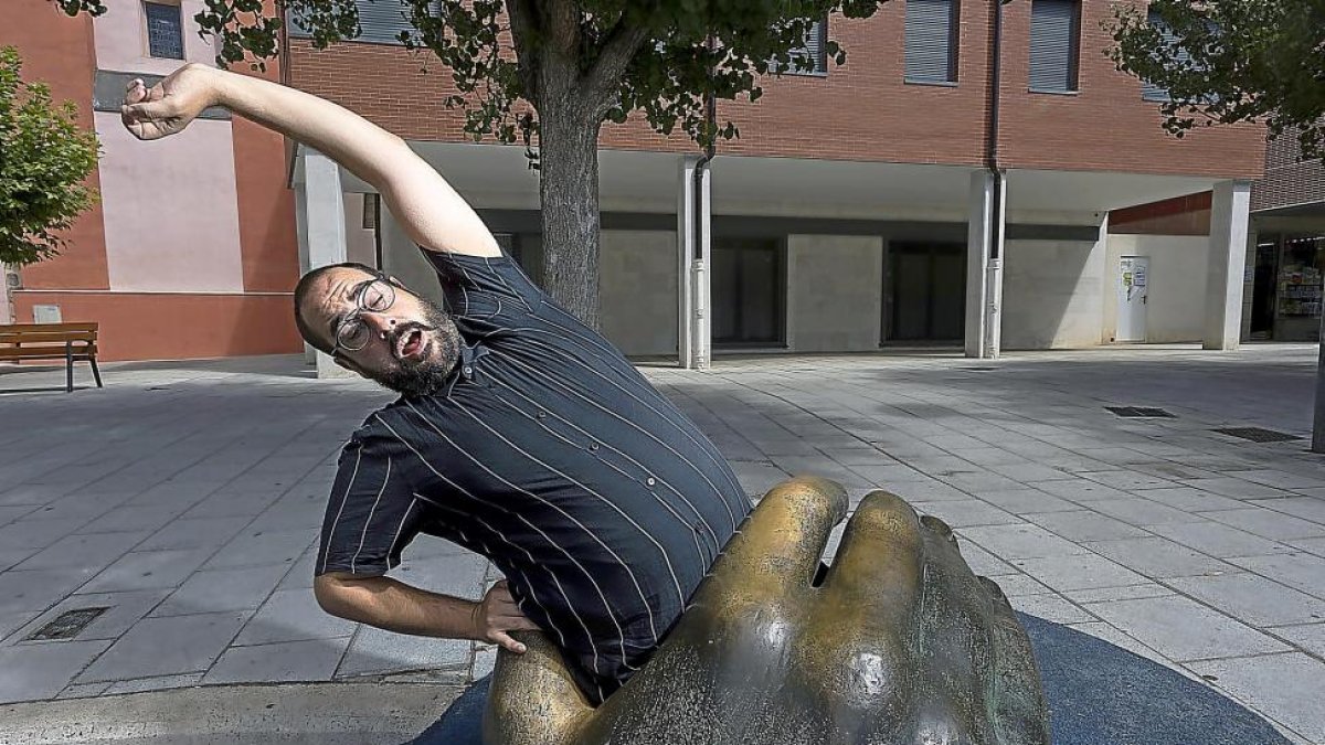 El actor Alberto Velasco en la Plaza Mayor de La Cistérniga.-PABLO REQUEJO