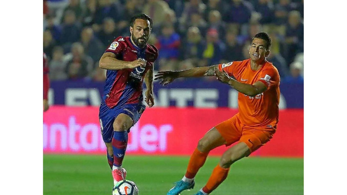 Ivi corre tras el balón en un partido de la pasada temporada.-EL MUNDO