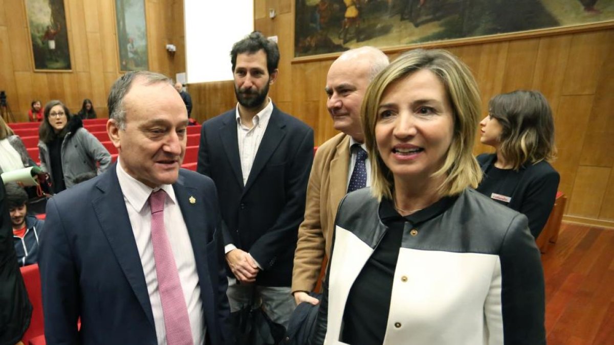 La consejera de Familia e Igualdad de Oportunidades, Alicia García, inaugura, junto con el rector de la Universidad de Valladolid, Daniel Miguel, la 'III Jornada Deporte, Igualdad y Violencia de género'.-ICAL