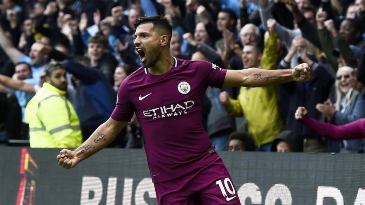 Agüero, al anotar uno de sus tres goles ante el Watford-AFP / WILL OLIVER