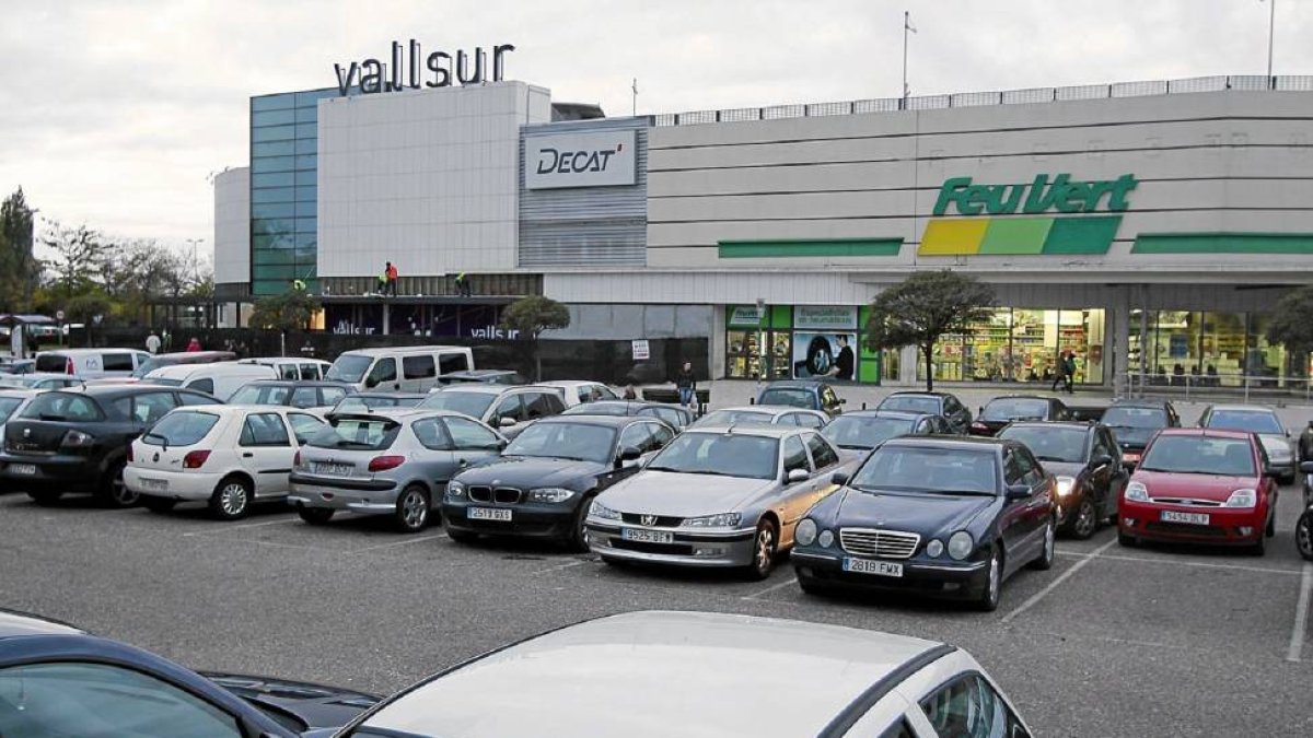 Aparcamiento de Vallsur previsto para la ampliación, con el centro comercial al fondo.-J. M. Lostau