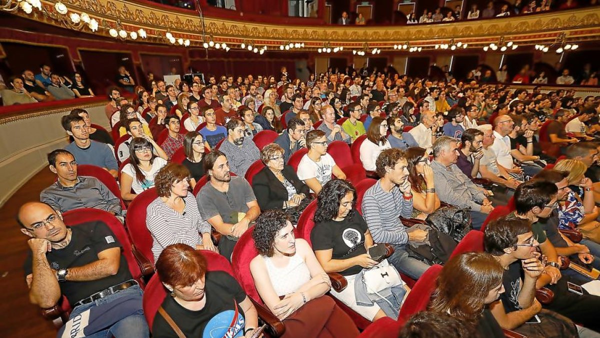 Público asistente a una de las conferencias, en el Teatro Calderón.-J.M. LOSTAU