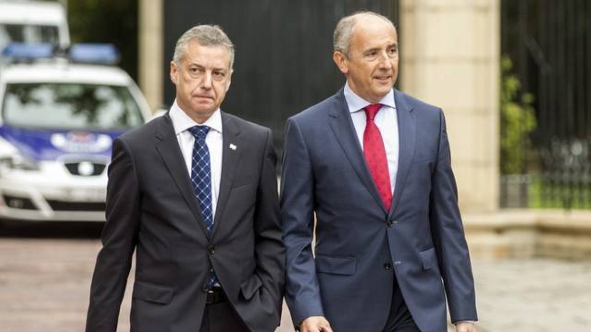 El lehendakari, Iñigo Urkullu, acompañado por el portavoz del Gobierno Vasco, Josu Erkoreka, el pasado 24 de septiembre.-EFE / DAVID AGUILAR