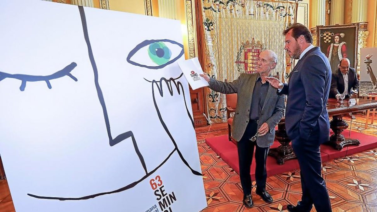 Óscar Puente y Javier Angulo junto al cartel ‘Todo por ver’ que ilustrará la 63 Seminci.-J. M. LOSTAU