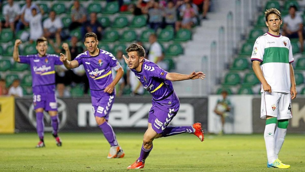 Villar celebra el segundo tanto el pasado domingo en Elche con Óscar y Tiba al fondo.-ARABA PRESS