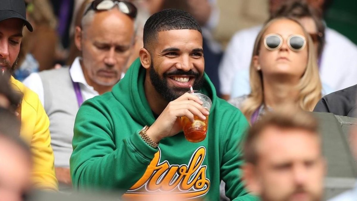 Drake, sonriente, durante un partido del torneo de tenis de Wimbledon, este miércoles.-AFP