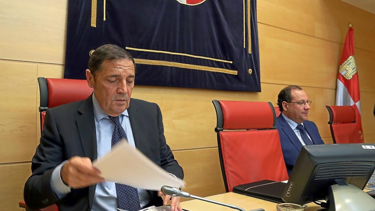 El consejero revisa sus papeles antes de iniciar su comparecencia en la comisión de Sanidad.-ICAL