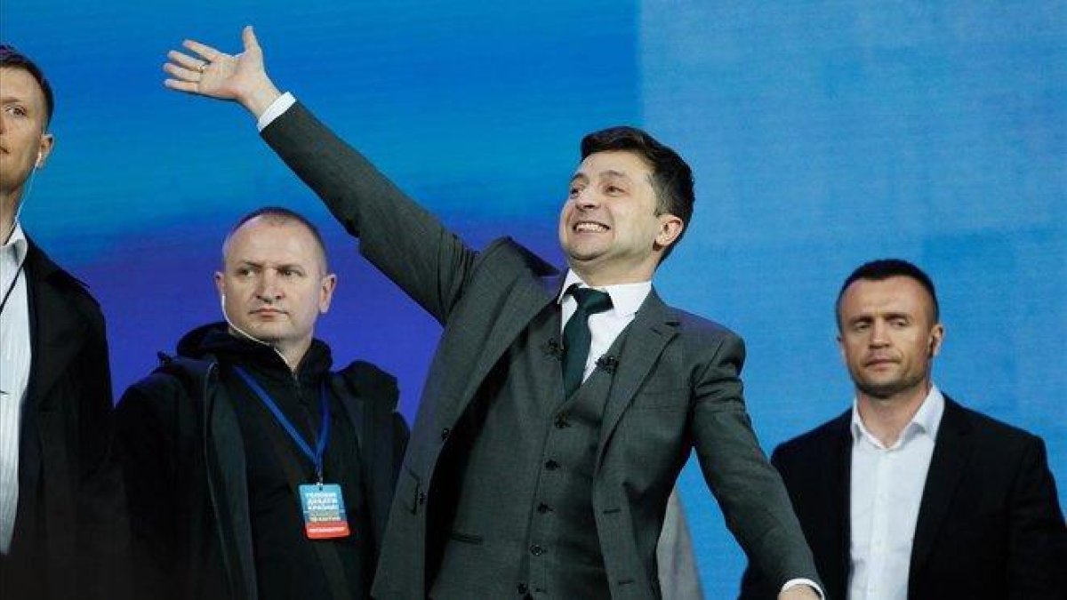 El presidente electo de Ucrania,Volodímir Zelenski saluda a sus seguidores.-EFE / SERGEY DOLZHENKO