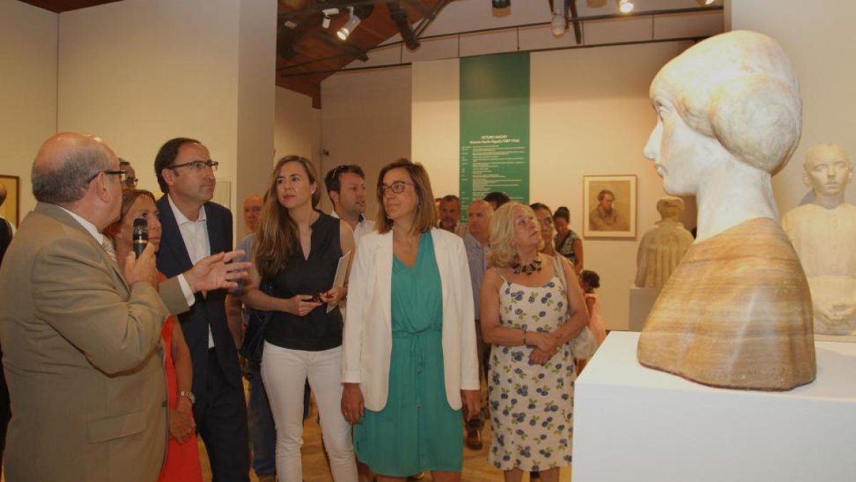La presidenta de la Diputación, Ángeles Armisén (D), y el alcalde de Palencia, Alfonso Polanco (3I), inauguran la exposición 'Victorio Macho. Cincuenta años después'.-ICAL
