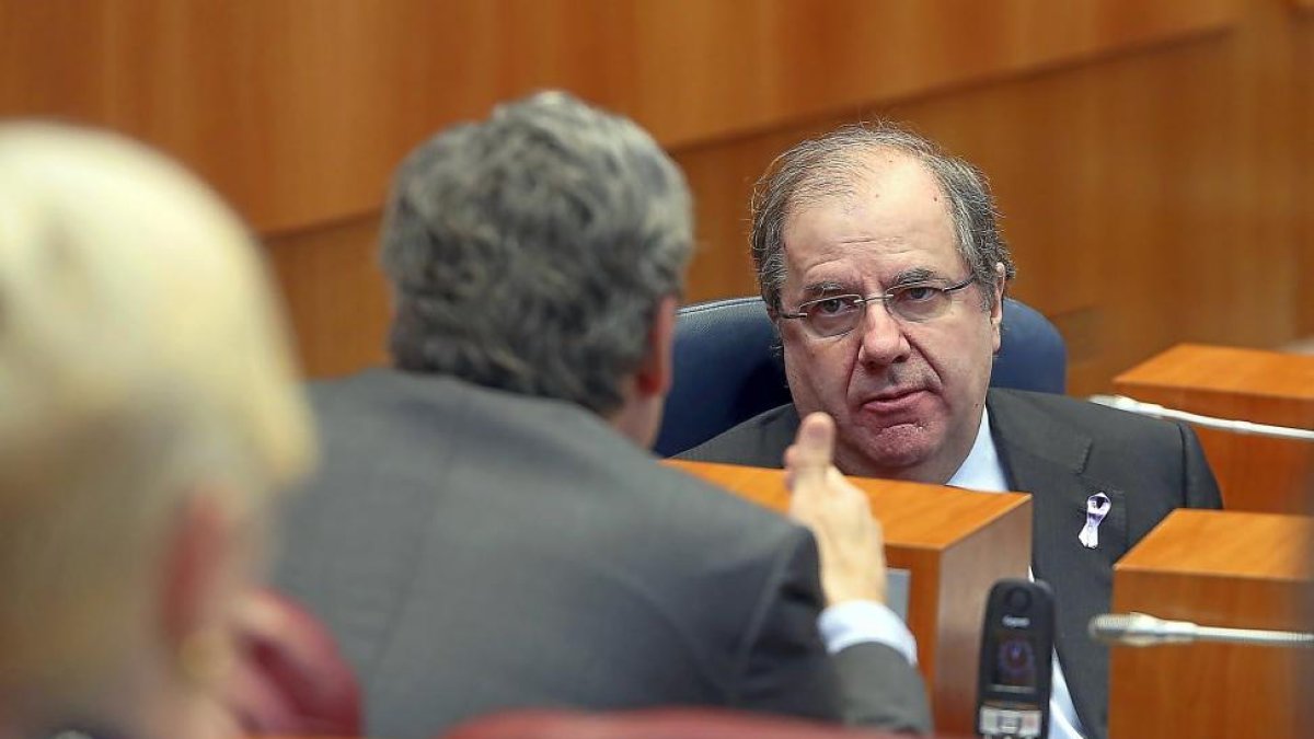 El presidente de la Junta, Juan Vicente Herrera, en un momento del pleno de ayer.-ICAL