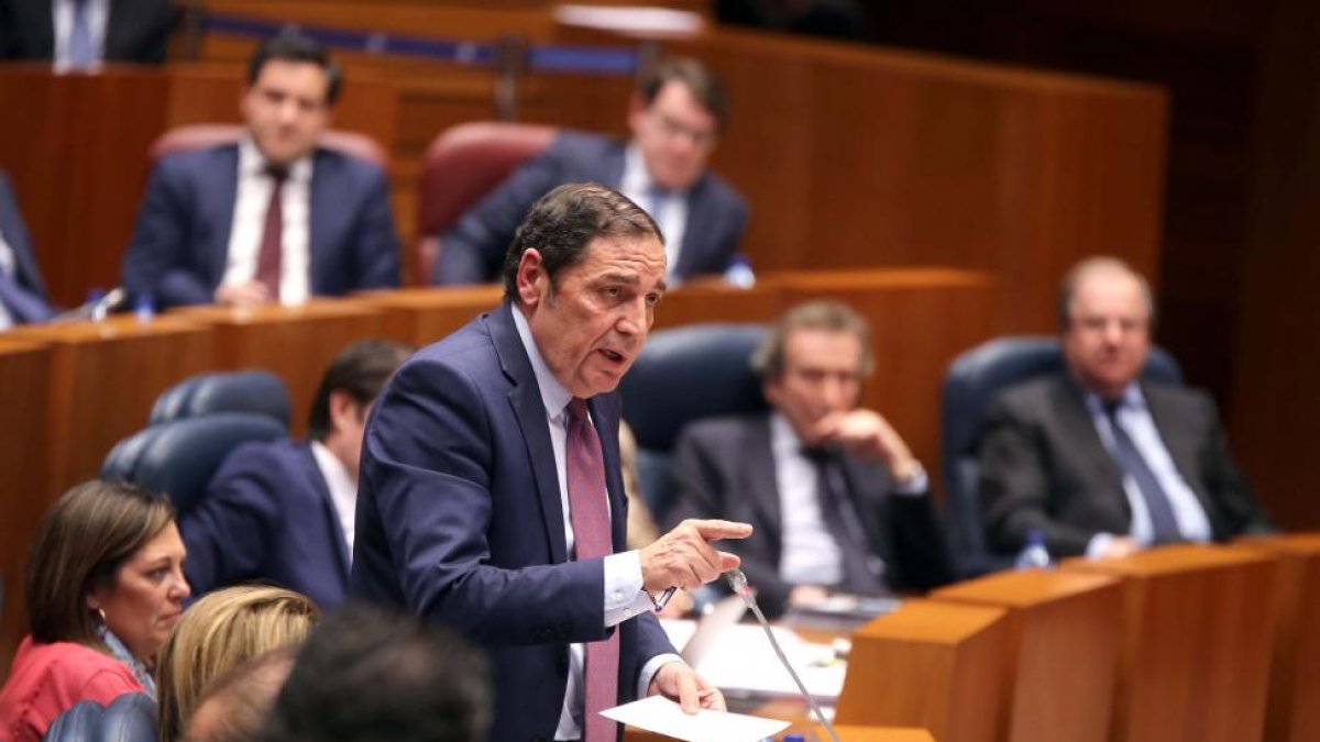 Intervención del consejero de Sanidad, Antonio Sáez, en el Pleno de las Cortes-ICAL