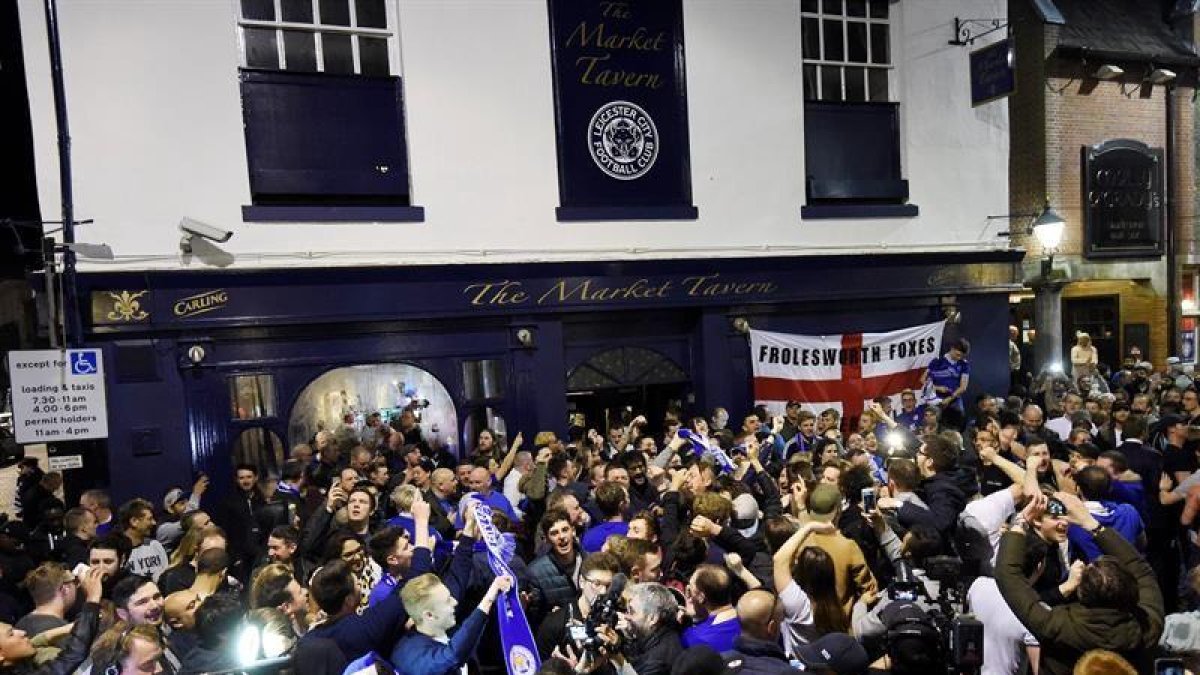 Seguidores del Leicester City celebran tras el juego de la Premier League entre Chelsea FC y Tottenham Hotspur en Leicester (R.Unido).-EFE / ARCHIVO