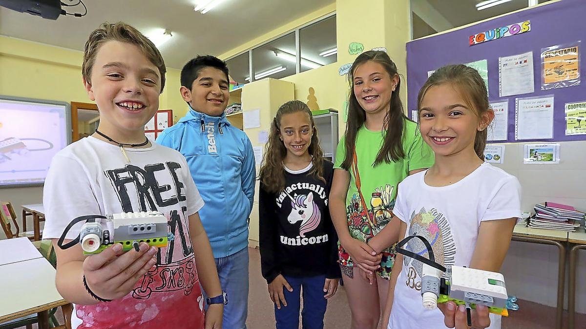 Varios alumnos del colegio muestran algunos de sus trabajos prácticos basados en nuevas tecnologías.-ICAL