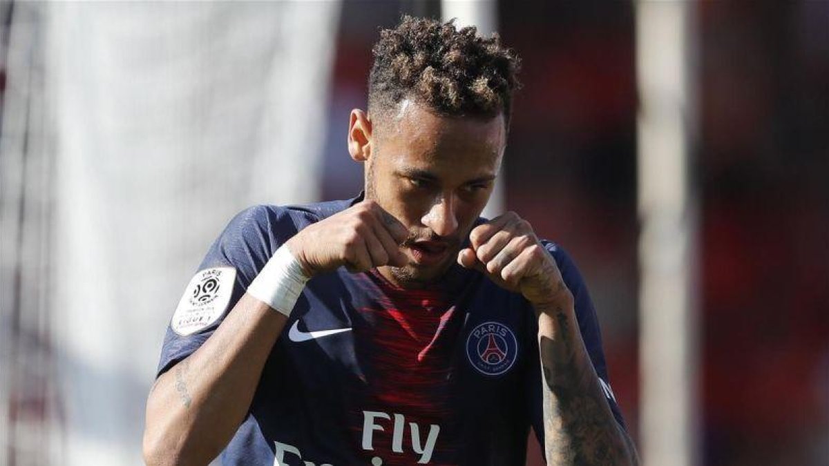 Neymar hace el gesto de llorar para replicar a la afición del Nimes que se había burlado de él. /-