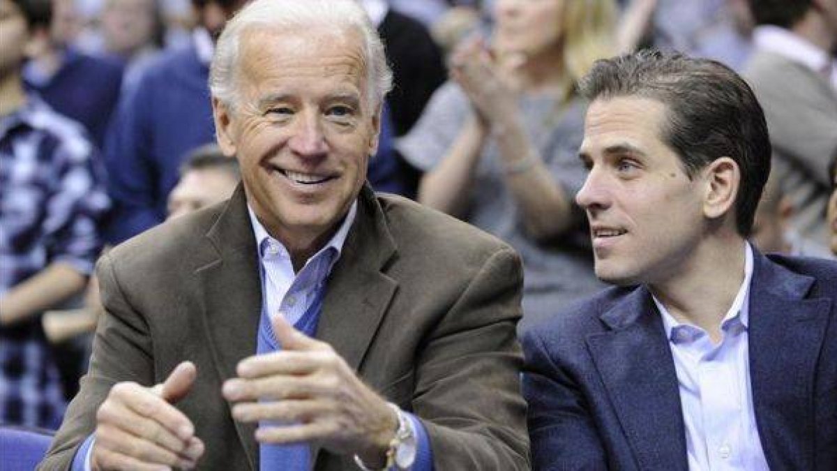 Hunter Biden (derecha), junto a su padre, Joe, durante un partido de baloncesto universitario en Washington, en enero del 2010.-Foto: AP / NICK WASS
