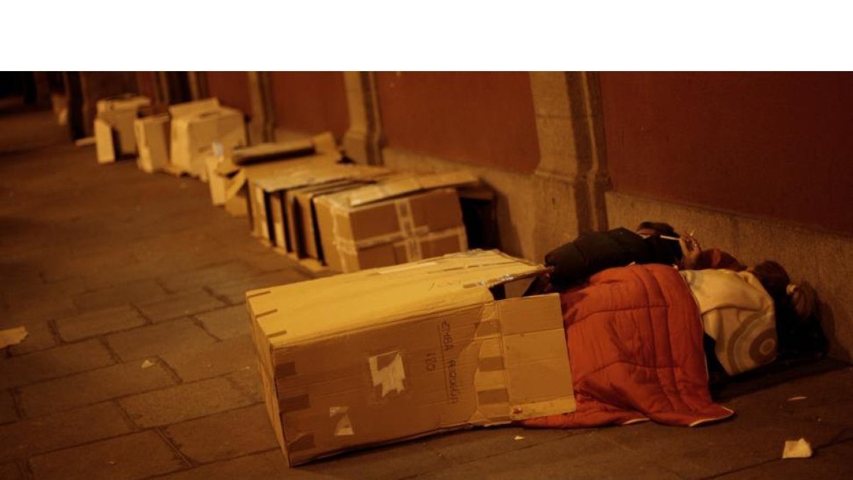Personas sin hogar descansan en la calle.-ALBERTO DI LOLLI