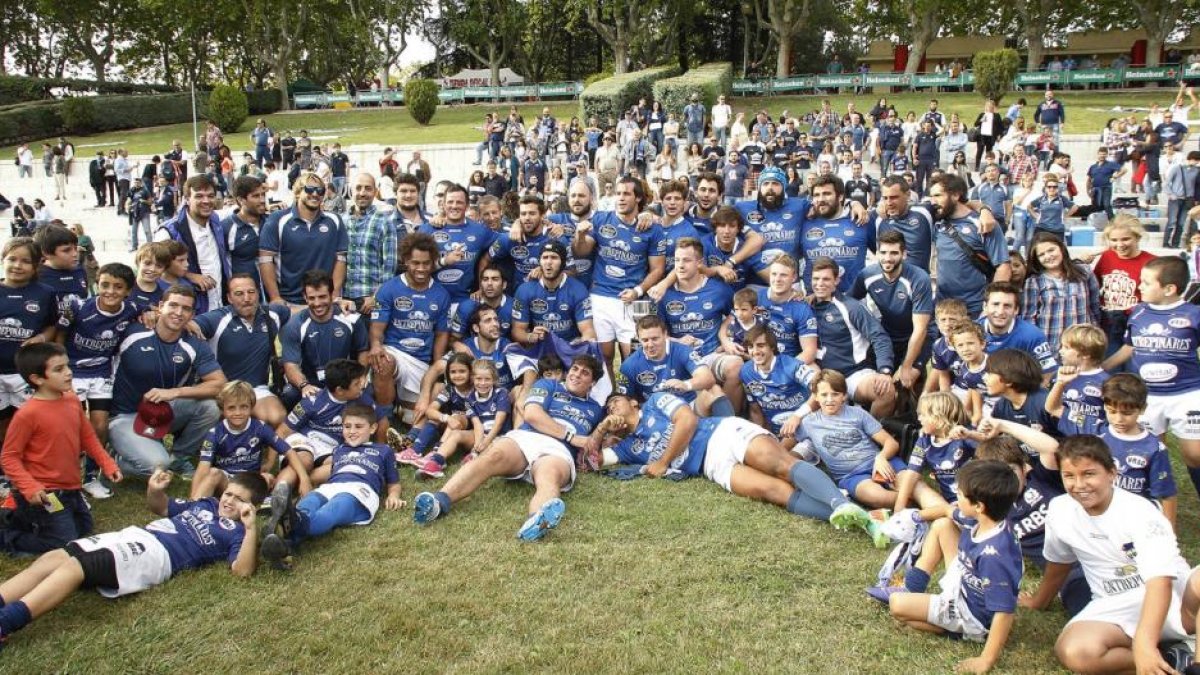 La familia del VRAC Quesos Entrepinares celebra sobre el césped de El Central de Marid su quinta Supercopa, el decimosexto título conquistado por el club pucelano en su historia.-LOF