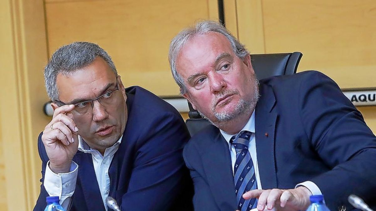 Javier Izquierdo y José Francisco Martín, ayer en la comisión de Economía durante la comparecencia de Herrera.-J.M.LOSTAU