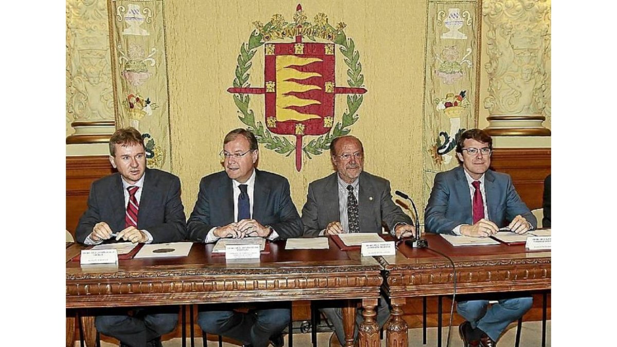 Javier Lacalle, Antonio Silvan, León de la Riva y Fernández Mañueco en el momento de la firma del convenio-J.M.Lostau