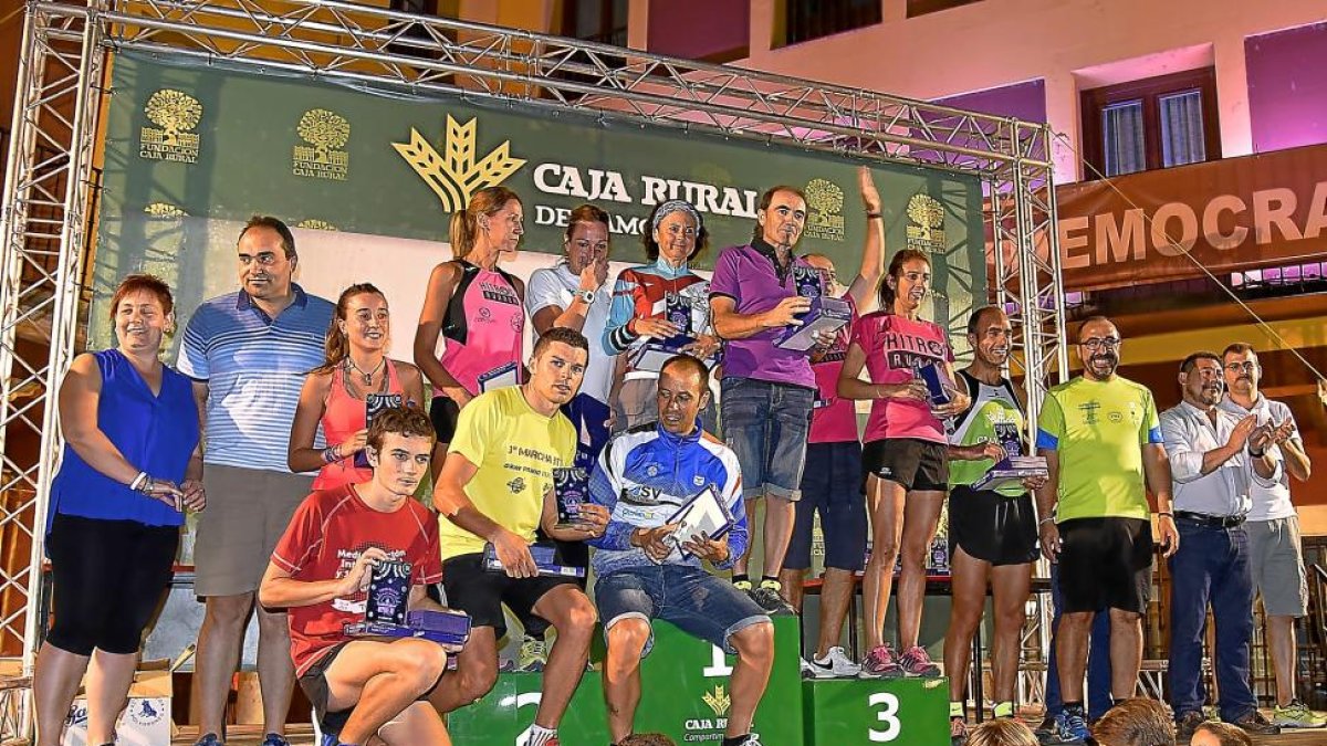 El podio con los ganadores de las diferentes pruebas de la Legua Real.-EL MUNDO
