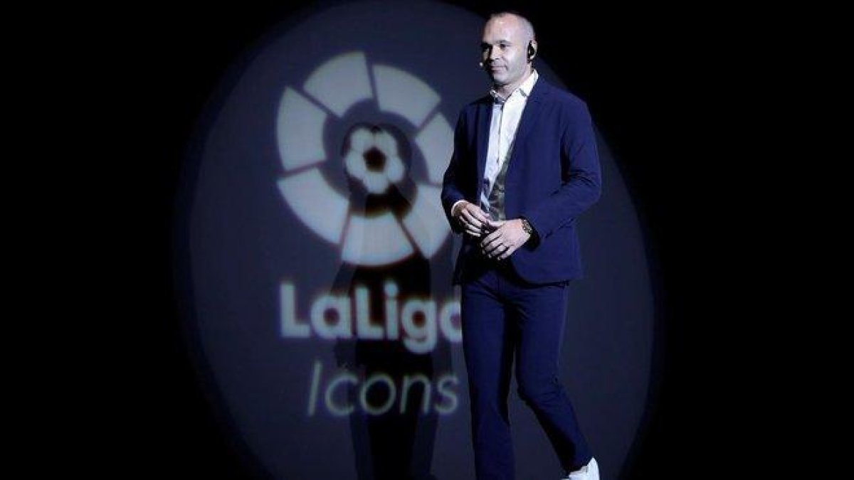 Iniesta, nuevo embajador de la Liga de Fútbol Profesional (LFP) en Tokio.-EFE / KIYOSHI OTA