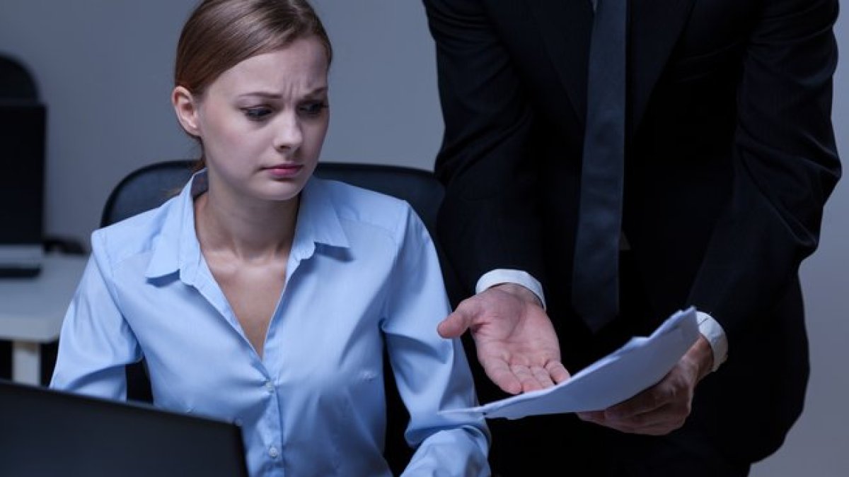 Una mujer comete un error en la oficina.-123RF