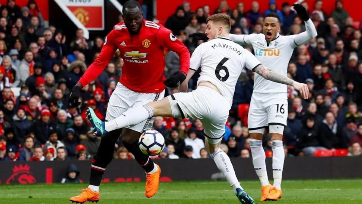 Lukaku, delantero del Manchester United, ante el Swansea.-/ JASON CAIRNDUFF