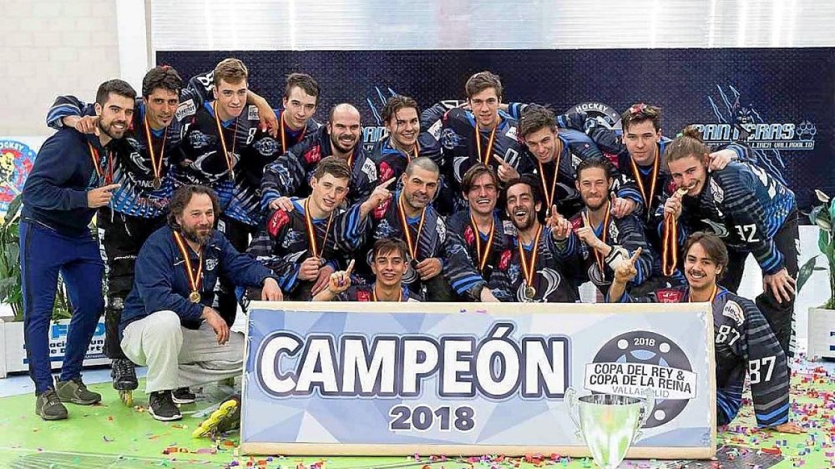 La plantilla del CPLV posa con la copa de campeón de la pasada temporada.-E.M.