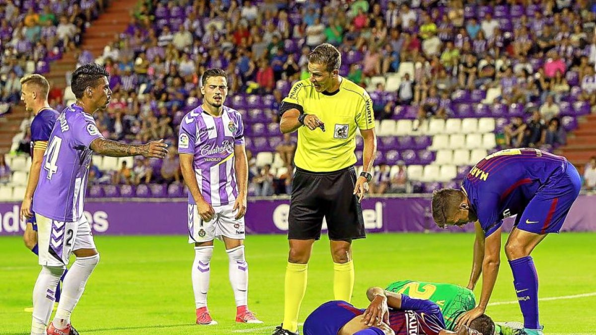 Salvador (izq.) es reconvenido por el árbitro, en el debut de Liga.-J.M. LOSTAU
