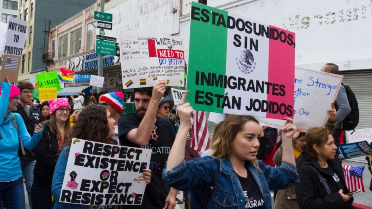 Manifestantes sostienen pancartas durante una protesta en Los Ángeles por el aumento de las redadas y las políticas antiinmigrantes.-FELIPE CHACON / EFE