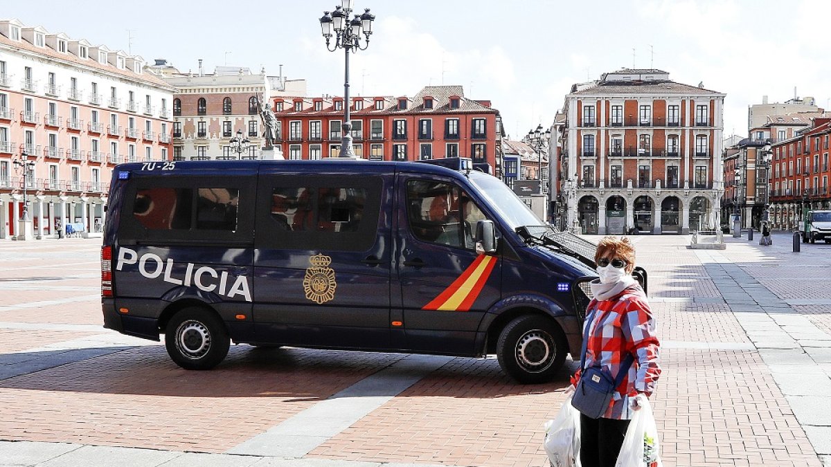 JUAN MIGUEL LOSTAU. 23/03//2020. VALLADOLID. COMUNIDAD DE CASTILLA Y LEÓN. CORONAVIRUS. LUNES 23. POLICÍA NACIONAL EN LA PLAZA MAYOR
