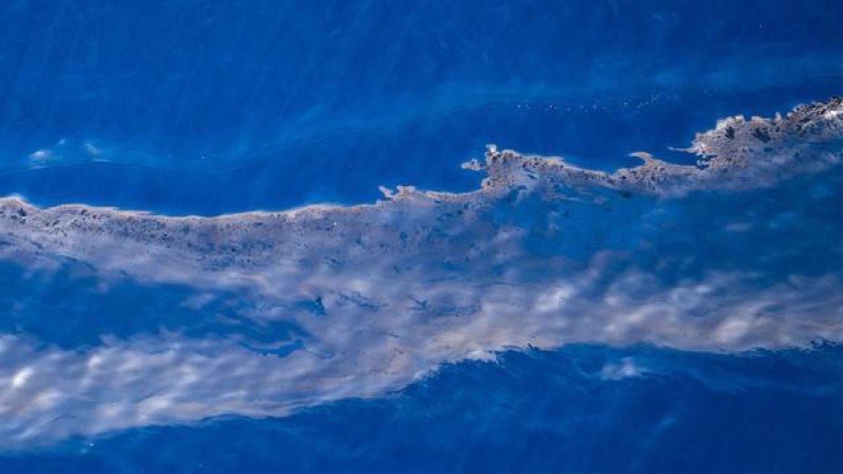 Restos del hundimiento del 'Oleg', en mar abierto frente a Canarias.-Foto: PEDRO ARMESTRE / AFP