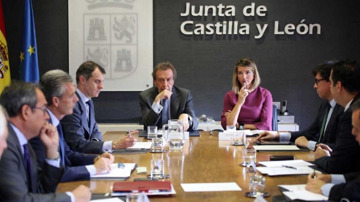 De Santiago-Juárez, ayer, presidiendo la reunión de la Comisión de Coordinación Territorial acompañado de  Alicia García, a su izquierda.-ICAL